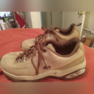 Sketchers Womens athletic Shoes Tan Wide Size 7.5. Great Condition. See pics.